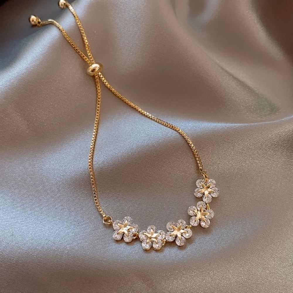 NEW Gold diamond flower adjustable bracelet - Picture 2 of 8